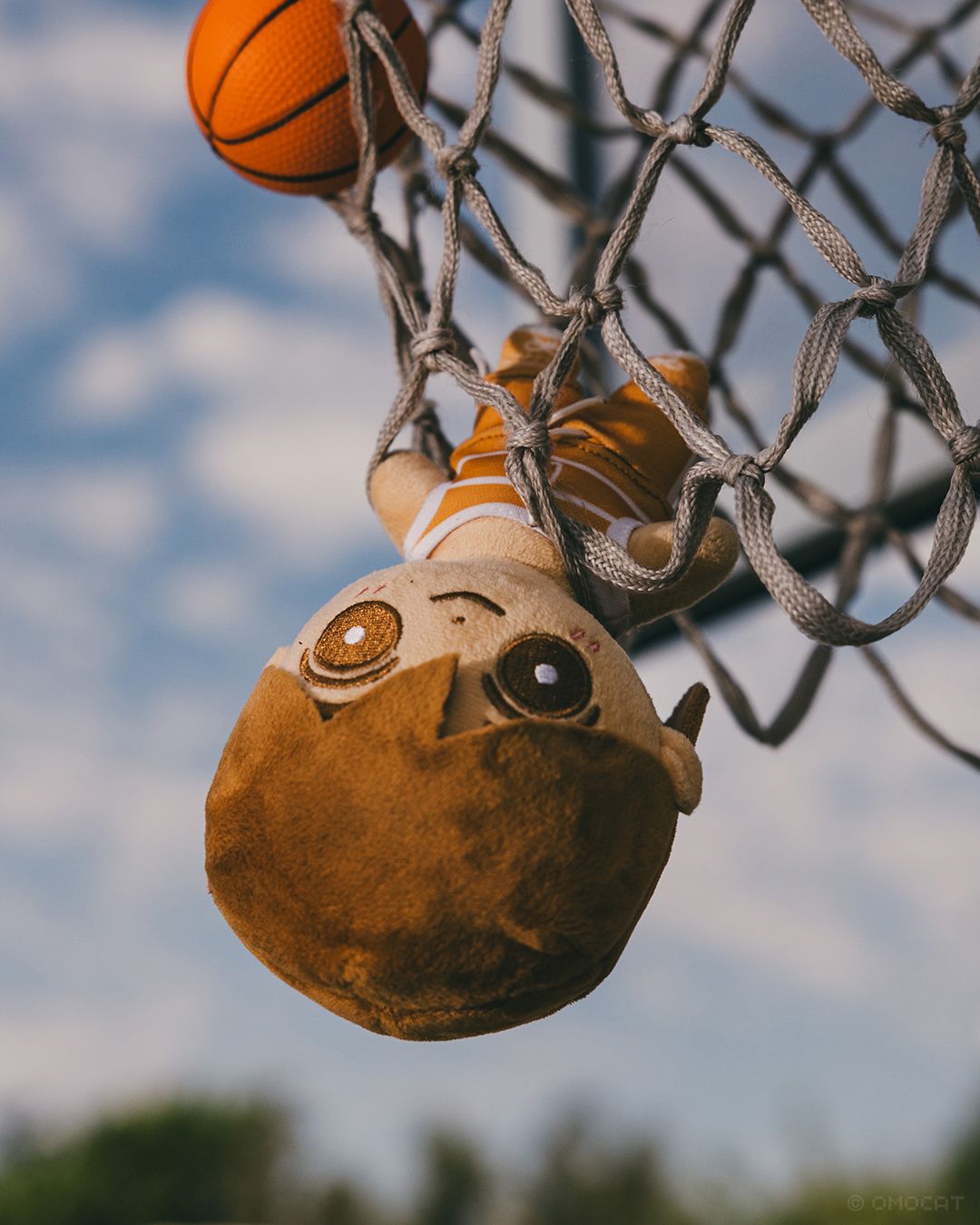 There were a group of kids playing at the basketball courts when we arrived, so had to wait for them to leave before we could set this up. We used multiple basketballs to knock KEL down from the hoop afterwards.